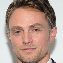 Wilson Bethel 飾演 Trent