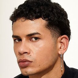 Elzio Vieira 飾演 Romero