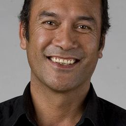 Calvin Tuteao 飾演 Sergeant Ropiha