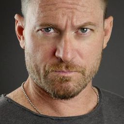 Adam T Perkins 飾演 Corrections Officer Smith