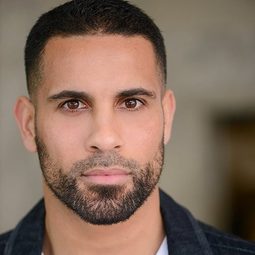 Serag Mohammed - 六條道路通日落演員 飾演Agent Franco