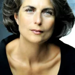 Gabriella Saitta 飾演 Monica