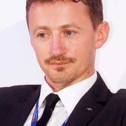 亞當·馬雷什 飾演 Adam Małysz