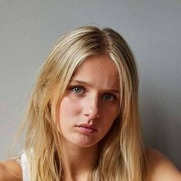 莉莎沃特·沃斯 飾演 Jule