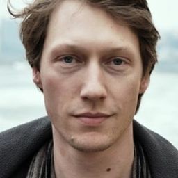 Simon J. Berger 飾演 John Sandberg