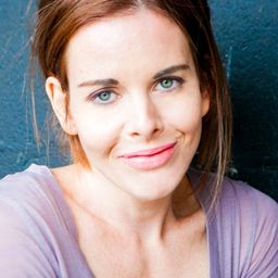 Julia Chantrey 飾演 Nina