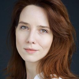 Andreea Coff - April X演員 飾演Sales Girl