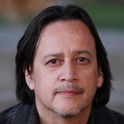 Manny M. Hernandez 飾演 Richard