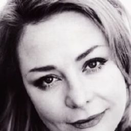 Kelly Butler 飾演 Mrs. Maxwell