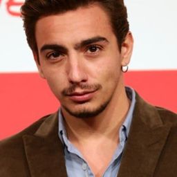 Gianluca Di Gennaro 飾演 Roberto