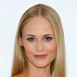 Inez Bjørg David 飾演 Paula