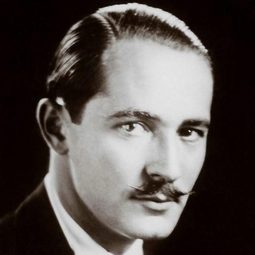 羅文加利 飾演 Vicomte Raoul de Chagny