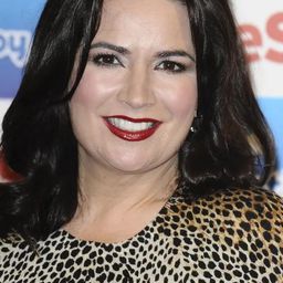 Debbie Rush - Salvage演員 飾演Pam