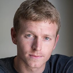 James Rackley 飾演 Johnny