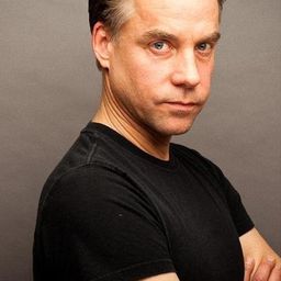 Stephen Sparks 飾演 Dean Richards