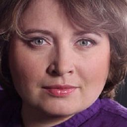 Anna Ichetovkina 飾演 giggly girl