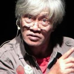 連頓·西馬圖龐 飾演 Mr. Mustar