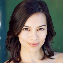 索娜雅·巴莫爾 - A Midsummer's Hawaiian Dream演員 飾演Tanya