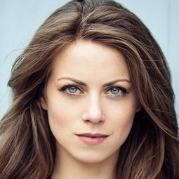 愛麗絲·德懷爾 - 慌心度假屋演員 飾演Katja