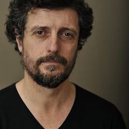 Adriano Carvalho 飾演 Carlos