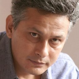 Jagat Rawat 飾演 Shuklaji