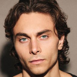 Matias Lucas 飾演 Doc