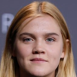 Nele Trebs - 再生門演員 飾演Nele Weigant