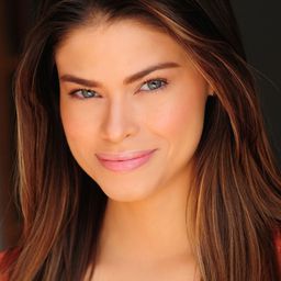 Shantel Wislawski 飾演 Officer Julie Canaro