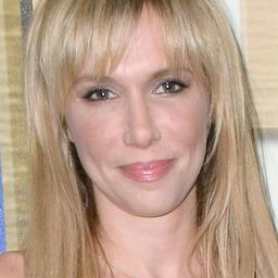 Charlotte Newhouse - The Smokers演員 飾演Frosty Posse Follower