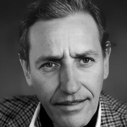 Larbi Zekkal 飾演 Combattant FLN