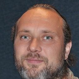 Zoltán Schneider - 夢鹿情緣演員 飾演Jenő