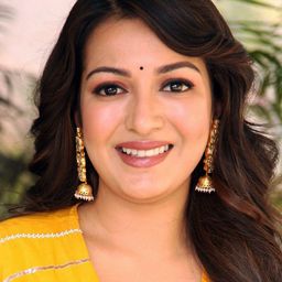Catherine Tresa 飾演 Smitha