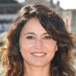 安娜·夏瑞耶 飾演 Banker