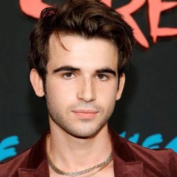 泰德·薩瑟蘭 飾演 Young Nick Goode