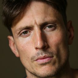 Morgan Watkins 飾演 Polly