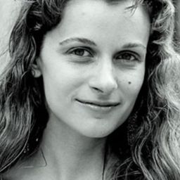 Anabelle Lachatte 飾演 Kati Delius