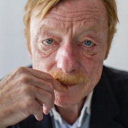 Otto Sander 飾演 kirchlicher Superintendent