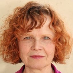 Eva Medusa Gühne - 永別了，柏林演員 飾演Frau Hohlfeld