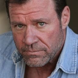 Kevin Wiggins 飾演 Dad