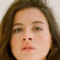 Brittany Ashworth 飾演 Alex Ratcliffe