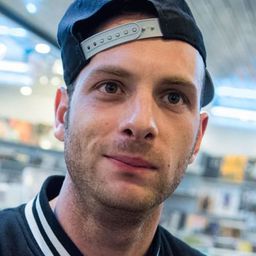 Clementino 飾演 Paco