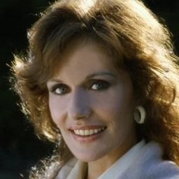 Tanya Lemani George 飾演 Lighter Fluid Saleswoman (uncredited)