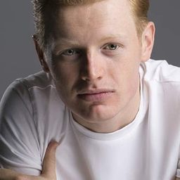 Ian Kenny 飾演 Mounted Knight