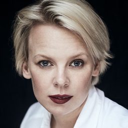 阿爾瑪·波伊斯提 - 嚕嚕米漫遊蔚藍海岸演員 飾演Niiskuneiti (voice)