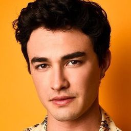 蓋文·萊勒伍德 飾演 Dennis