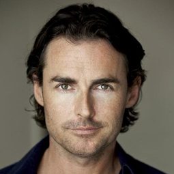 Ian Duncan 飾演 Leo Vincey