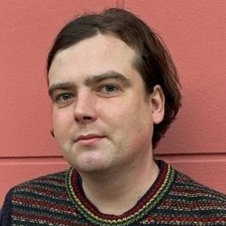 Liam Hess 飾演 Peter Dyer