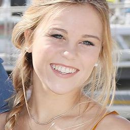 Maïra Schmitt 飾演 Justine