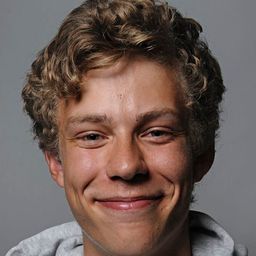 Steinar Klouman Hallert 飾演 Simon