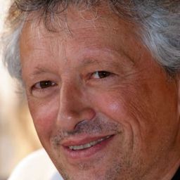 Roland Plantin 飾演 Guillaume Ducat